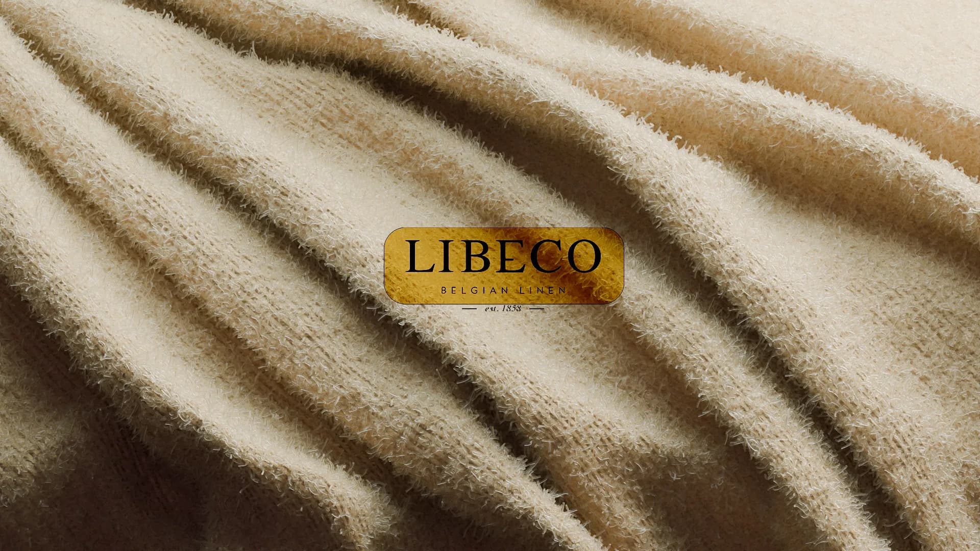 Lin Libeco : drapé beige, étiquette dorée, lumière rasante